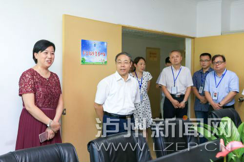 昨日，蔣輔義（左二）看望慰問市創(chuàng)文指揮部同志們 。記者 牟科 攝