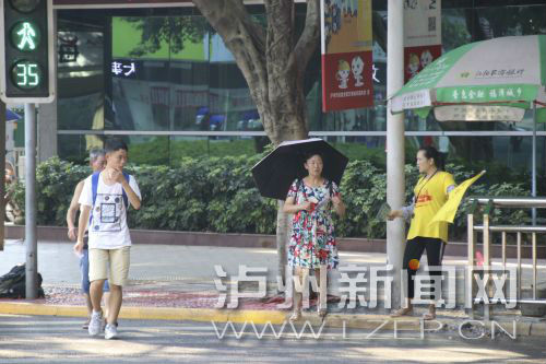 絕大多數(shù)市民都做到了自覺禮讓斑馬線，不橫穿馬路，不翻越欄桿，做到車讓人、人讓車2.JPG