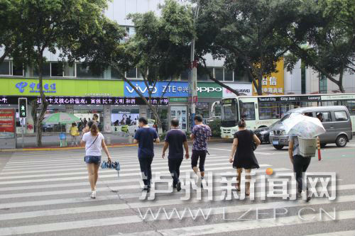 絕大多數(shù)市民都做到了自覺禮讓斑馬線，不橫穿馬路，不翻越欄桿，做到車讓人、人讓車