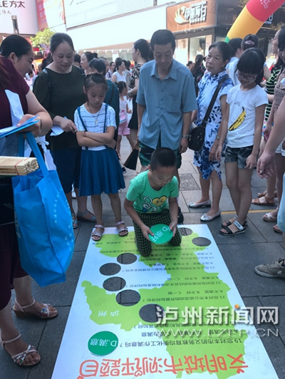 市民在宣傳點參加創(chuàng)文趣味游戲。 記者 朱虹 攝