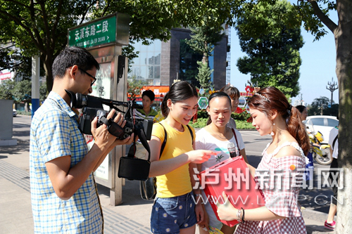 市民踴躍參與街頭答題。 王元明 攝