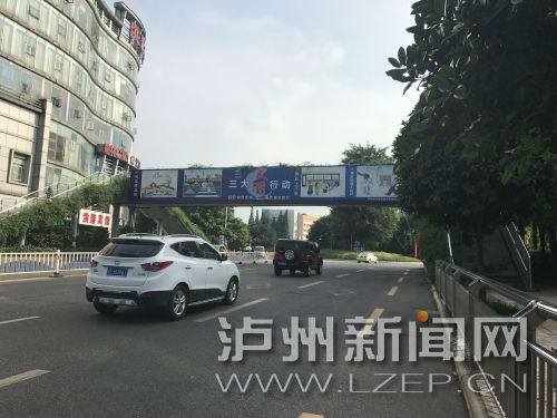 主干道上隨處可見(jiàn)創(chuàng)文宣傳廣告。 記者 肖婷 攝