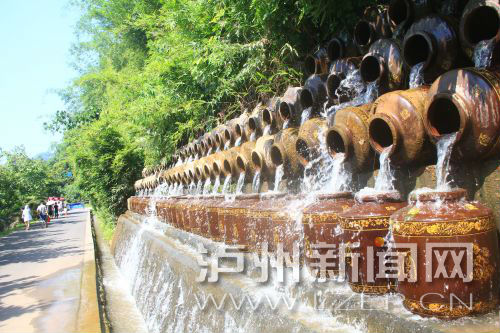 花田酒地景區(qū)酒壇倒出了水的靈動(dòng)。
