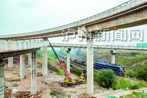 正在建設(shè)中的城西馬屋基立交。 記者 牟科 攝